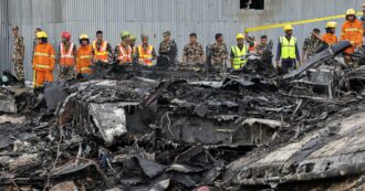 Copertina di Nepal, aereo passeggeri precipita durante il decollo a Kathmandu: 18 morti, salvo solo un pilota