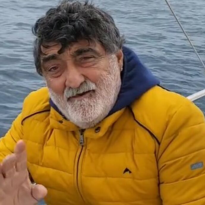 “Oggi faccio anche il pescatore. Sveglia alle 5:30 del mattino, pranzo alle 14, poi un tuffo e un sonnellino. E alle 18 di nuovo in mare a cercare calamari”: Roberto Da Crema (Il Baffo) e la sua nuova vita