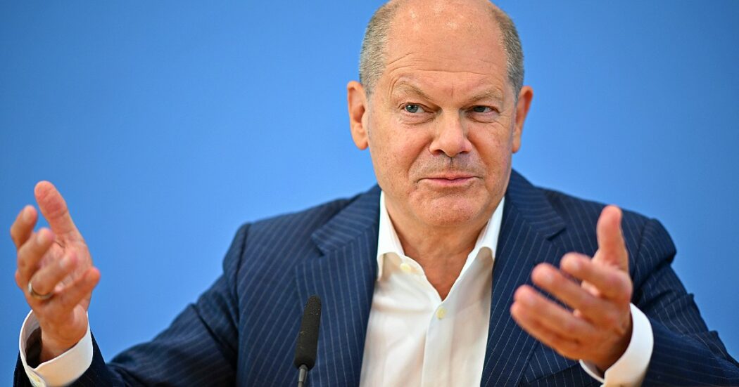 Germania, Olaf Scholz punta al secondo mandato: “Mi ricandiderò cancelliere”. Ma i sondaggi lo danno in picchiata