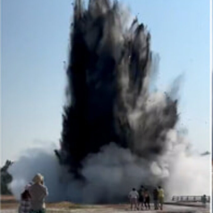 Una violenta esplosione sorprende i turisti a Yellowstone e scatena il panico: “Una nuvola di vapore e detriti ha oscurato il sole” – VIDEO