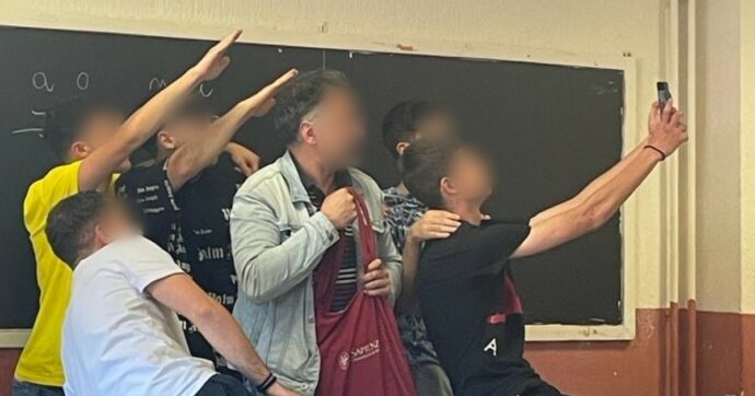 Il prof  del selfie con il saluto romano degli studenti: “Io non avevo il braccio alzato. Sono antifascista, sono stato anche dirigente del Pd”