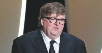 Copertina di Il regista Michael Moore: “Caro Bibi, l’antisemita sei tu: hai lasciato senza protezione chi ti critica”