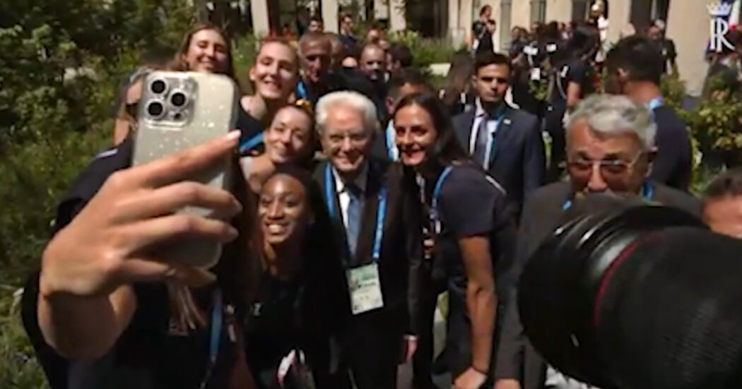 Olimpiadi, la fila degli azzurri per un selfie con Mattarella. E il presidente alla pallavolista Sylla: “Torni a Palermo ogni tanto?”