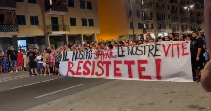 Copertina di Scampia, la fiaccolata per ricordare la tragedia nella vela celeste: “Il nostro sangue, le nostre vite”