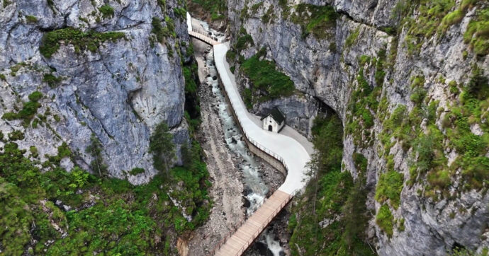 Copertina di Tempesta Vaia, i Serrai di Sottoguda riaprono a sei anni dalla devastazione: le immagini spettacolari del canyon ai piedi delle Dolomiti