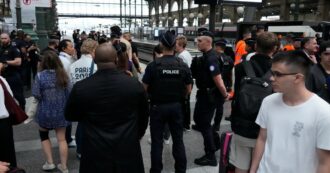 Copertina di Attacco alla Francia: colpiti i treni nel giorno del via alle Olimpiadi, ferrovie in tilt. “È un sabotaggio coordinato”
