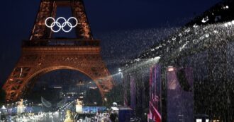 Copertina di Parigi 2024, la cerimonia di apertura delle Olimpiadi con la Francia sotto attacco. Pioggia battente e grande spettacolo sulla Senna
