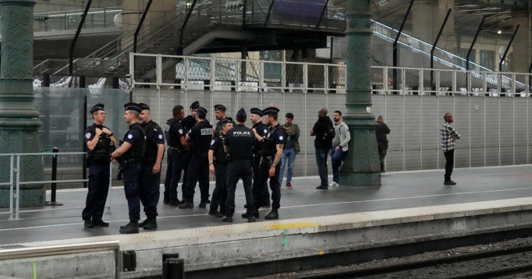 https://st.ilfattoquotidiano.it/wp-content/uploads/2024/07/26/polizia-francia-treni-1050x551.jpg