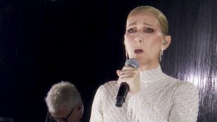 Copertina di Olimpiadi 2024, Celine Dion incanta tutti dopo quattro anni con “L’Hymne à l’amour” di Edith Piaf: intensa, magica e magnetica