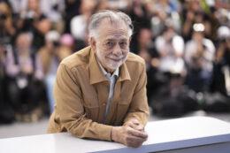 Copertina di Francis Ford Coppola accusato di molestie sul set: “Ha cercato di baciare alcune delle comparse in topless e poco vestite”