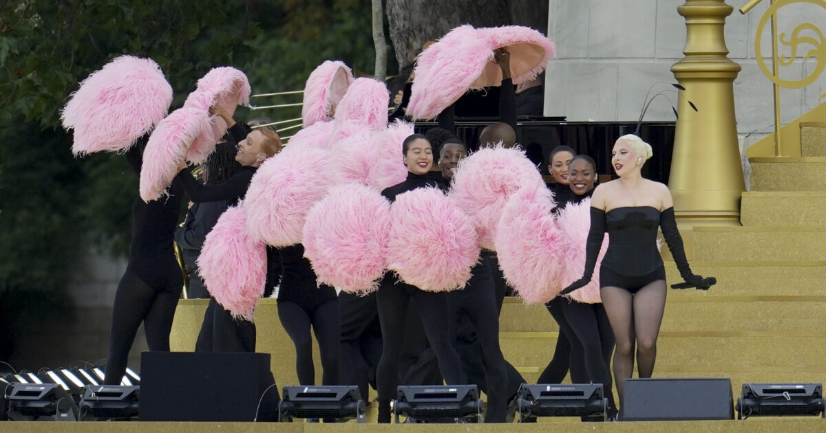 Olimpiadi 2024, Lady Gaga si scatena circondata da pompon e piume rosa per l’omaggio al cabaret francese