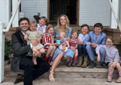 Copertina di “Si ammala così tanto per la stanchezza che non riesce ad alzarsi dal letto per una settimana”: Ballerina Farm cresce 8 figli senza tata, eppure è milionaria