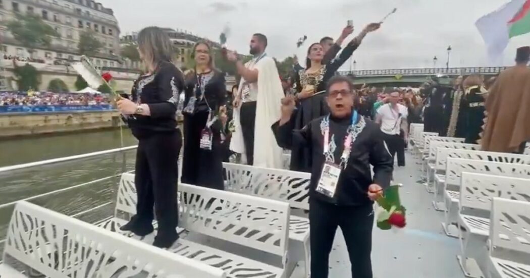 Cerimonia d’apertura delle Olimpiadi, gli atleti algerini gettano rose nella Senna per ricordare il massacro di Parigi del 1961