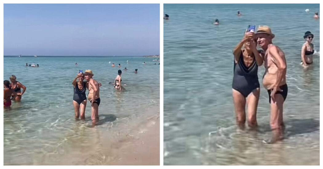 Una coppia di anziani scatta selfie in riva al mare e il video romantico diventa virale: “Che meraviglia. Metterei la firma adesso per invecchiare così”