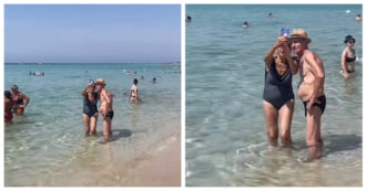 Copertina di Una coppia di anziani scatta selfie in riva al mare e il video romantico diventa virale: “Che meraviglia. Metterei la firma adesso per invecchiare così”