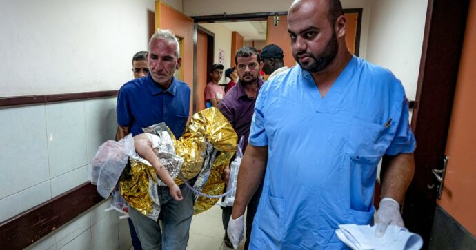 Israele bombarda ancora una scuola dell’Onu: “Trenta morti, anche un bimbo. Cento i feriti”. Tel Aviv invia una proposta di tregua agli Usa