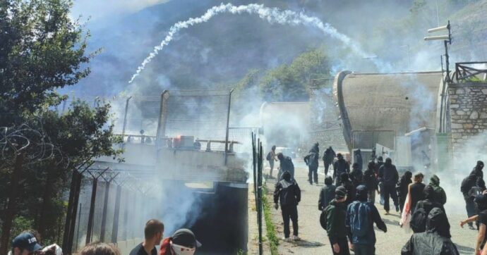 Copertina di Il tunnel del Tav costerà 2,5 miliardi in più. Ieri nuovi scontri al cantiere di Chiomonte