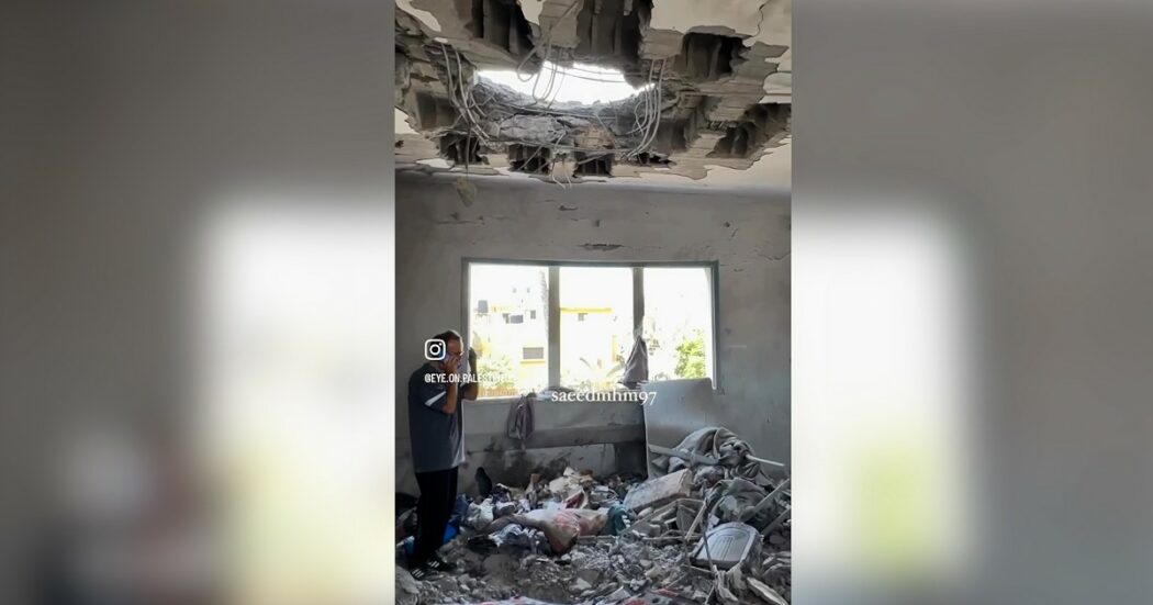 Gaza, le immagini del raid israeliano sulla scuola-rifugio di Deir al-Balah: la corsa per soccorrere i feriti tra macerie e polvere