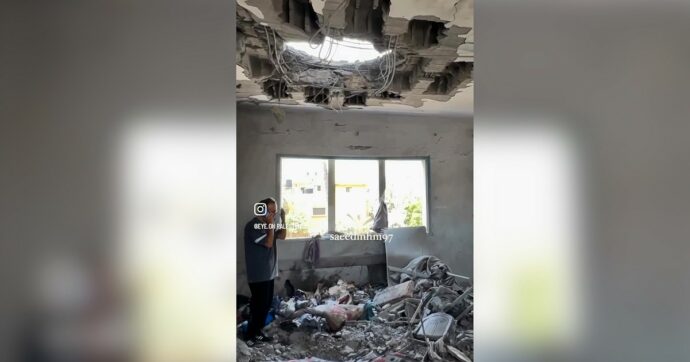 Copertina di Gaza, le immagini del raid israeliano sulla scuola-rifugio di Deir al-Balah: la corsa per soccorrere i feriti tra macerie e polvere