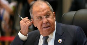 Copertina di Lavrov spegne le speranze di un avvicinamento tra Russia e Ucraina: “Il piano di pace di Kiev non può essere la base di una trattativa”