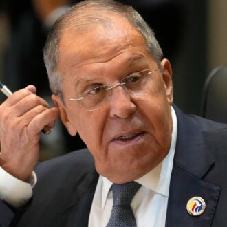 Copertina di Lavrov: “Trump ha tradito gli impegni presi con Putin nel vertice in Alaska”