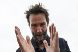 Copertina di “Ho 59 anni, quindi penso alla morte tutto il tempo. Ma questo non deve fermarci”: Keanu Reeves dopo i numerosi lutti avvenuti nella sua vita