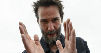 Copertina di “Ho 59 anni, quindi penso alla morte tutto il tempo. Ma questo non deve fermarci”: Keanu Reeves dopo i numerosi lutti avvenuti nella sua vita