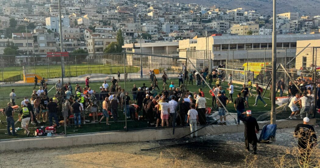 Strage di bambini in un campo di calcio nel Golan: 12 morti, avevano tra i 10 e i 16 anni. Israele accusa Hezbollah e attacca il Libano
