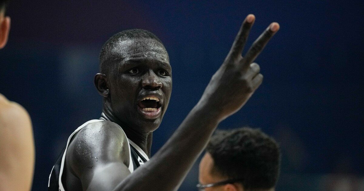 Clamoroso errore alle Olimpiadi: all’esordio del Sud Sudan di basket viene suonato l’inno del Sudan, il Paese da cui è indipendente