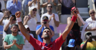 Copertina di Olimpiadi, Djokovic domina Nadal. Ma lo spagnolo non dice addio a Parigi: “Non è il momento di arrendermi, deciderò io quando”