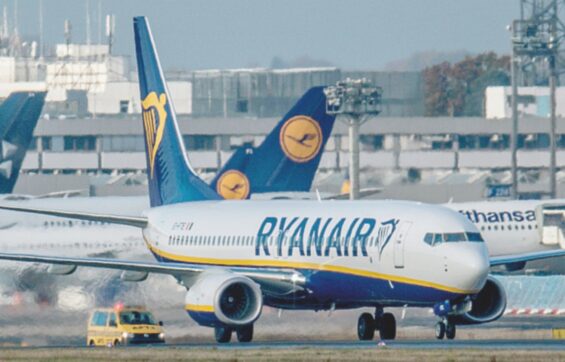 Guerra nel Golfo, da maggio mancherà il carburante per aerei: Ryanair e Lufthansa annunciano aumenti dei prezzi. Rischio cancellazioni