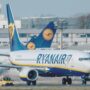 Copertina di Guerra nel Golfo, da maggio mancherà il carburante per aerei: Ryanair e Lufthansa annunciano aumenti dei prezzi. Rischio cancellazioni
