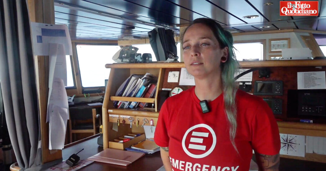 Il racconto sulla barca di Emergency del salvataggio nella notte: “Una barca non identificata si è avvicinata durante le operazioni”
