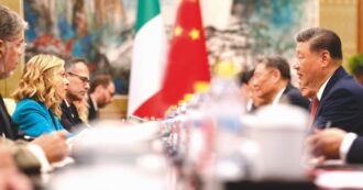 Copertina di Meloni va da Xi e rientra nella Via della Seta: affari per “aiutare le imprese”