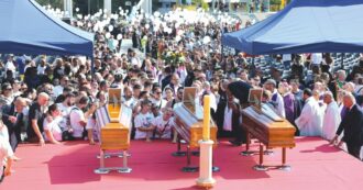 Copertina di Scampia, funerali con sedie vuote e famiglie senza casa. Oggi manifestazione a Napoli