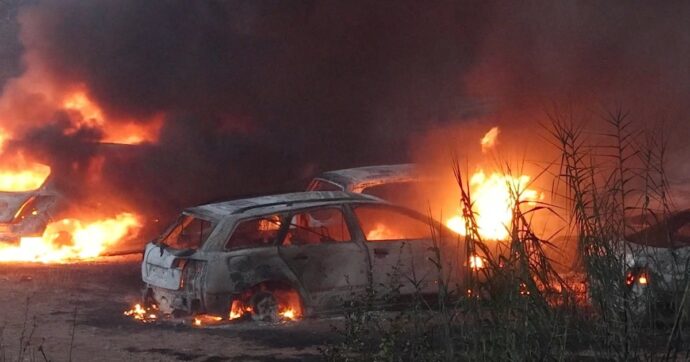 Copertina di Maxi incendio a Roma, 40 persone evacuate e nessun ferito. Coinvolte alcune baracche a Ponte Mammolo