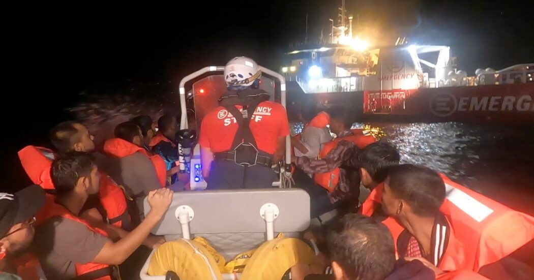 A bordo della nave di Emergency, l’operazione di salvataggio in presa diretta: a notte fonda recuperati  41 naufraghi (video)