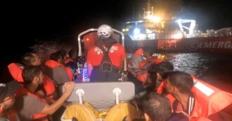 Copertina di A bordo della nave di Emergency, l’operazione di salvataggio in presa diretta: a notte fonda recuperati  41 naufraghi (video)