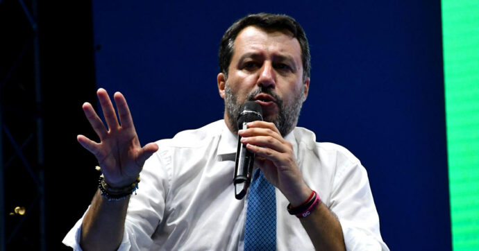 Manovra, il gioco delle tre carte di Salvini: si rivende il piano casa previsto dal 2023. Ma lo rimanda alla prossima estate