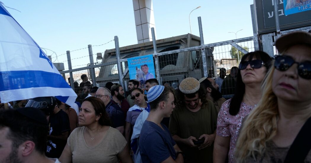 Israele, arrestati 9 soldati per abusi su un palestinese, l’ultradestra assalta due prigioni. Gallant contro Ben Gvir: “Non l’ha impedito”