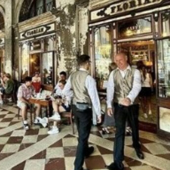 Troppo caldo, i camerieri e i commis dello storico Caffè Florian di Venezia ‘si tolgono la giacca’