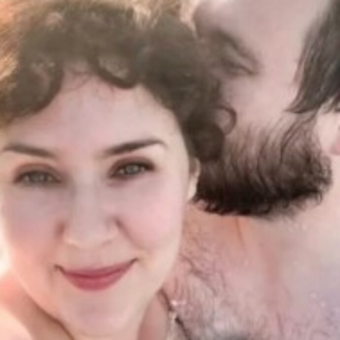 “Sono una taglia 54 e non ho alcuna intenzione di perdere peso per il mio matrimonio: ci ho messo anni ad accettarmi e non devo cambiare per quel giorno”: le parole di Hannah