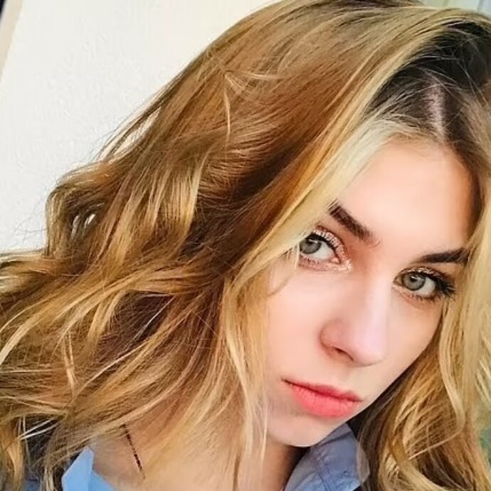 Neo sposa si appoggia nuda alla finestra di un appartamento al 15esimo piano e cade: morta la 23enne Ksenia Vodyanitskaya. Aperta indagine