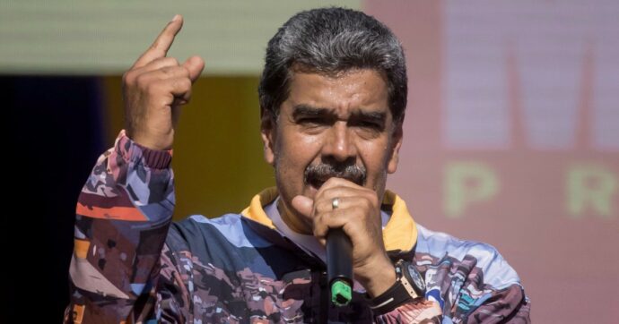 Copertina di Voto, Caracas sfida Maduro: scontri, 700 arresti e morti