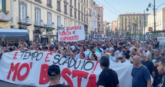 Copertina di Da Scampia al centro di Napoli, gli sfollati in corteo: “Da giorni viviamo fuori casa, siamo esausti. Servono soluzioni dignitose”