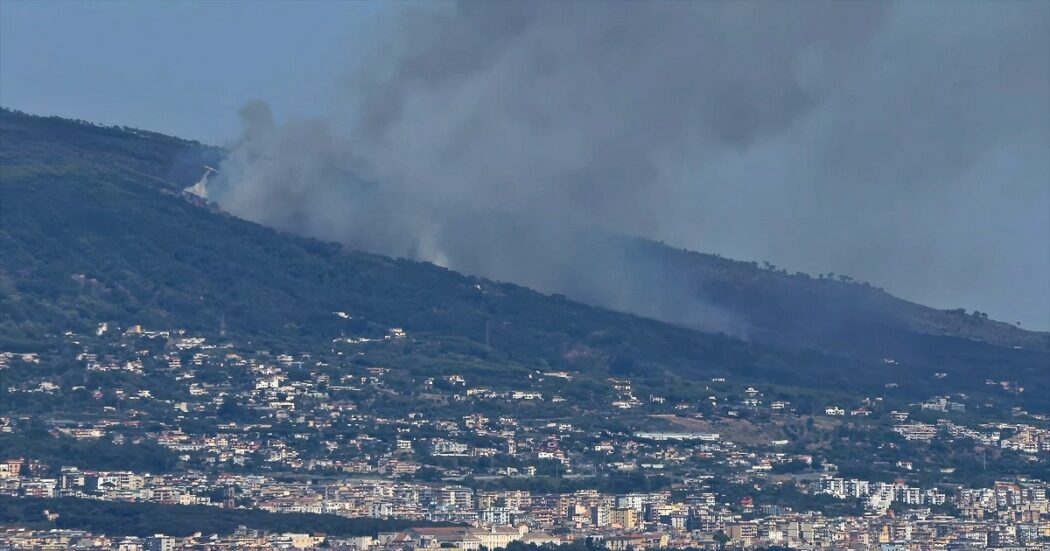 Napoli, incendio nel parco nazionale del Vesuvio: l’alta colonna di fumo visibile dal golfo