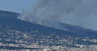 Copertina di Napoli, incendio nel parco nazionale del Vesuvio: l’alta colonna di fumo visibile dal golfo