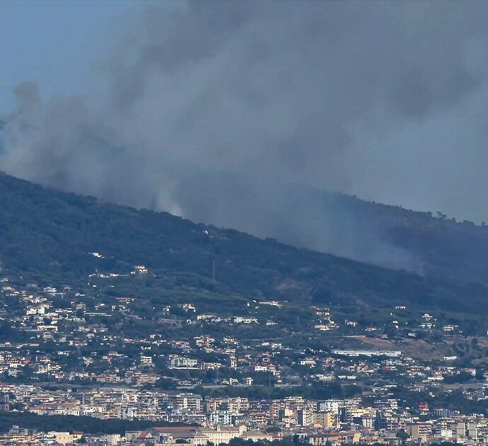 Napoli, incendio nel parco nazionale del Vesuvio: l’alta colonna di fumo visibile dal golfo