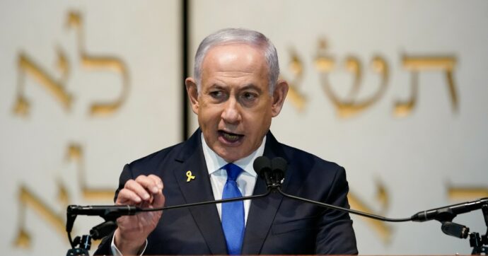 Copertina di Netanyahu rivendica l’uccisione di Haniyeh: “Combattiamo l’asse del male iraniano, ci aspettano giorni difficili ma siamo pronti a tutto”