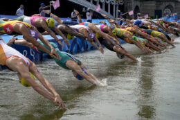 Copertina di Olimpiadi nella Senna, Vermeylen denuncia: “Ho visto cose a cui non dovrei pensare”. E i social ironizzano su un atleta che vomita